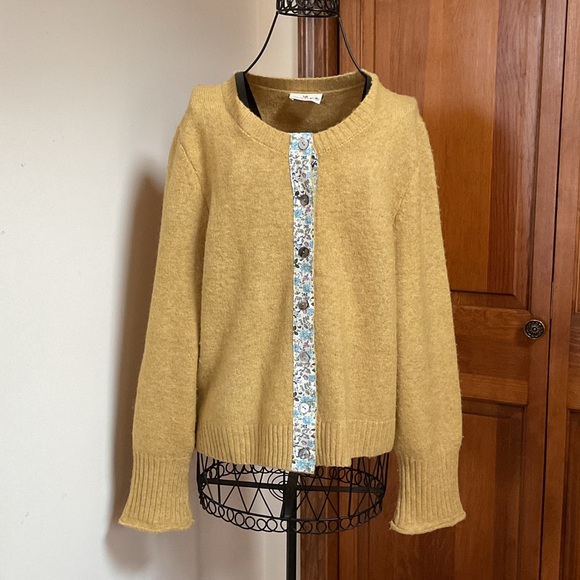 Urban Daisy Yellow Button-Up Women's Sweater, M/L - Picture 2 of 7